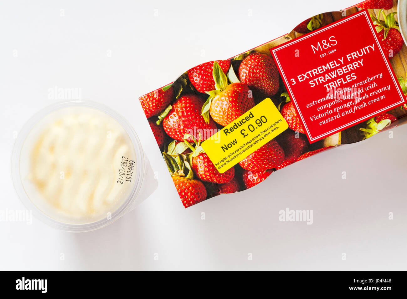Pack di M&S 3 Estremamente fruttata fragola trifles con quello rimosso impostato su sfondo bianco Foto Stock