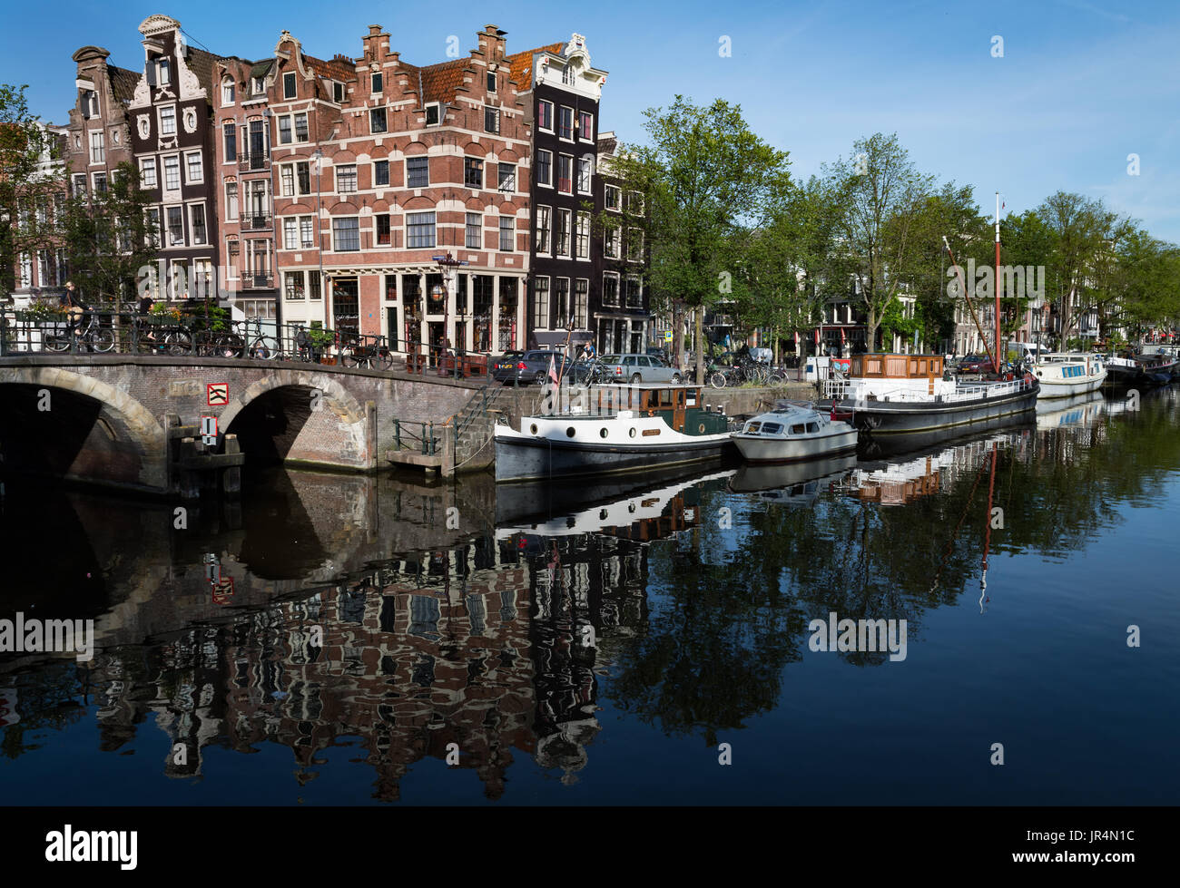 Crooked case e riflessi nella luce del mattino, il canale sul Brouwersgracht, Amsterdam, Paesi Bassi Foto Stock