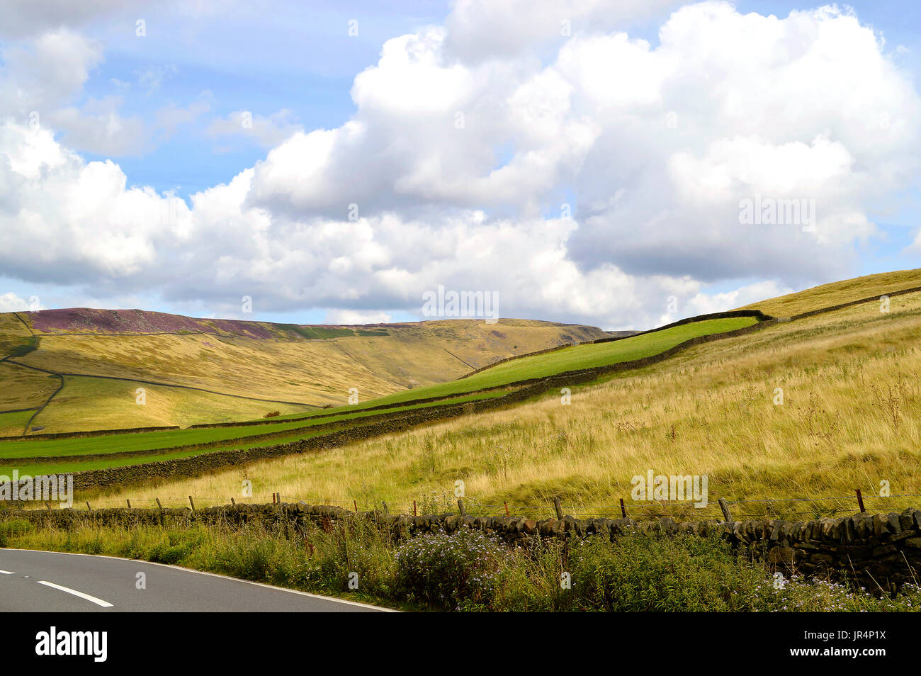 Una vista delle colline sopra Glossop nel parco nazionale di Peak District Foto Stock