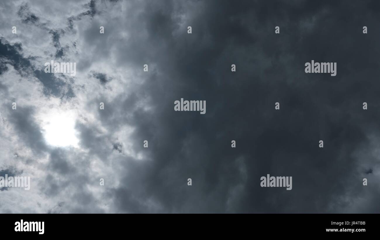 Sucker foro nel cielo con un clima tropicale tumultuoso scure nuvole temporalesche sfondo astratto del Sud Est Asiatico Meteo Foto Stock