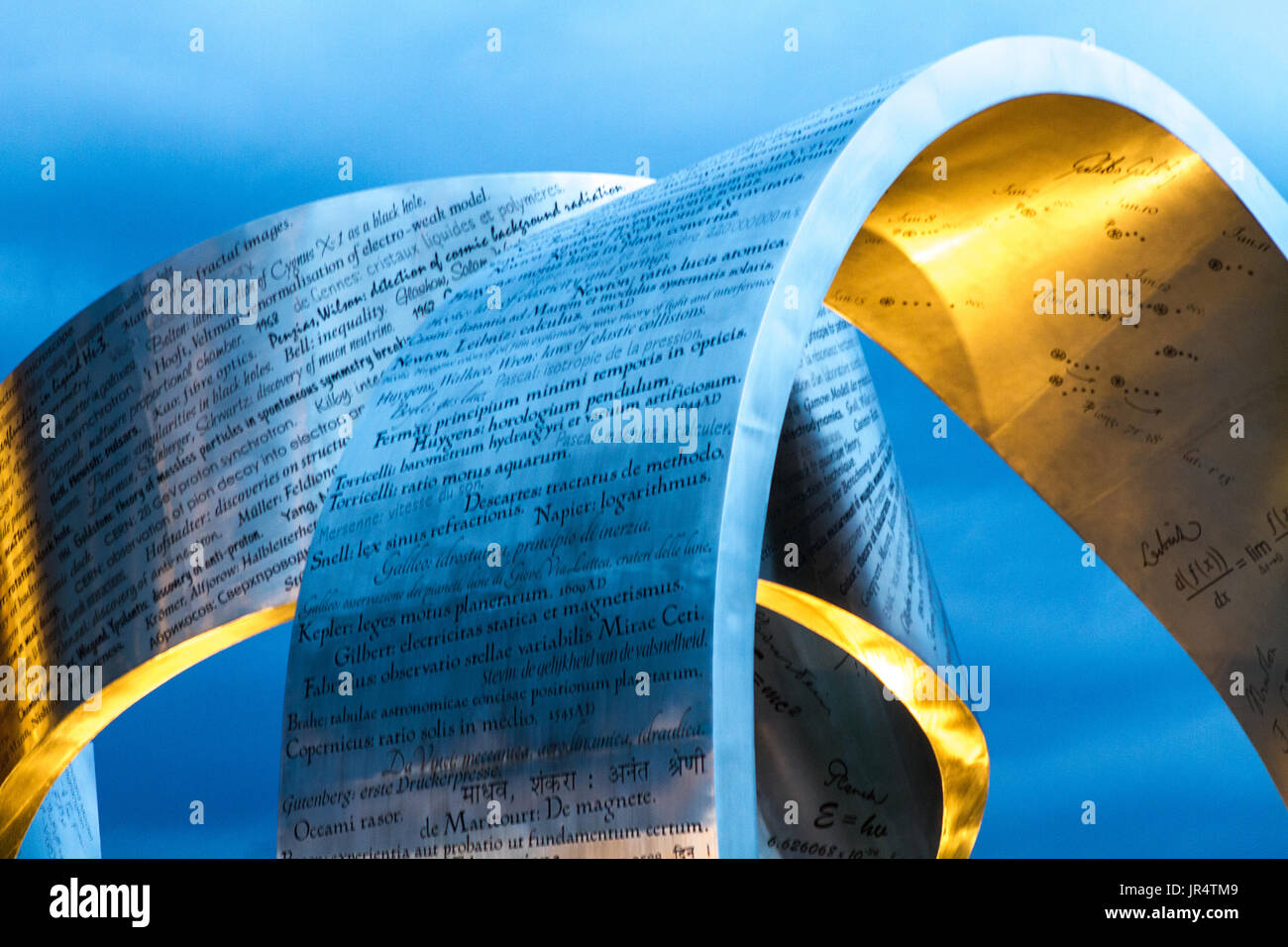 Ginevra, Svizzera - 8 giugno 2016: Il mondo della scienza e innovazione in CERN Research Center, casa del Large Hadron Collider (LHC). La scultura è stata Foto Stock