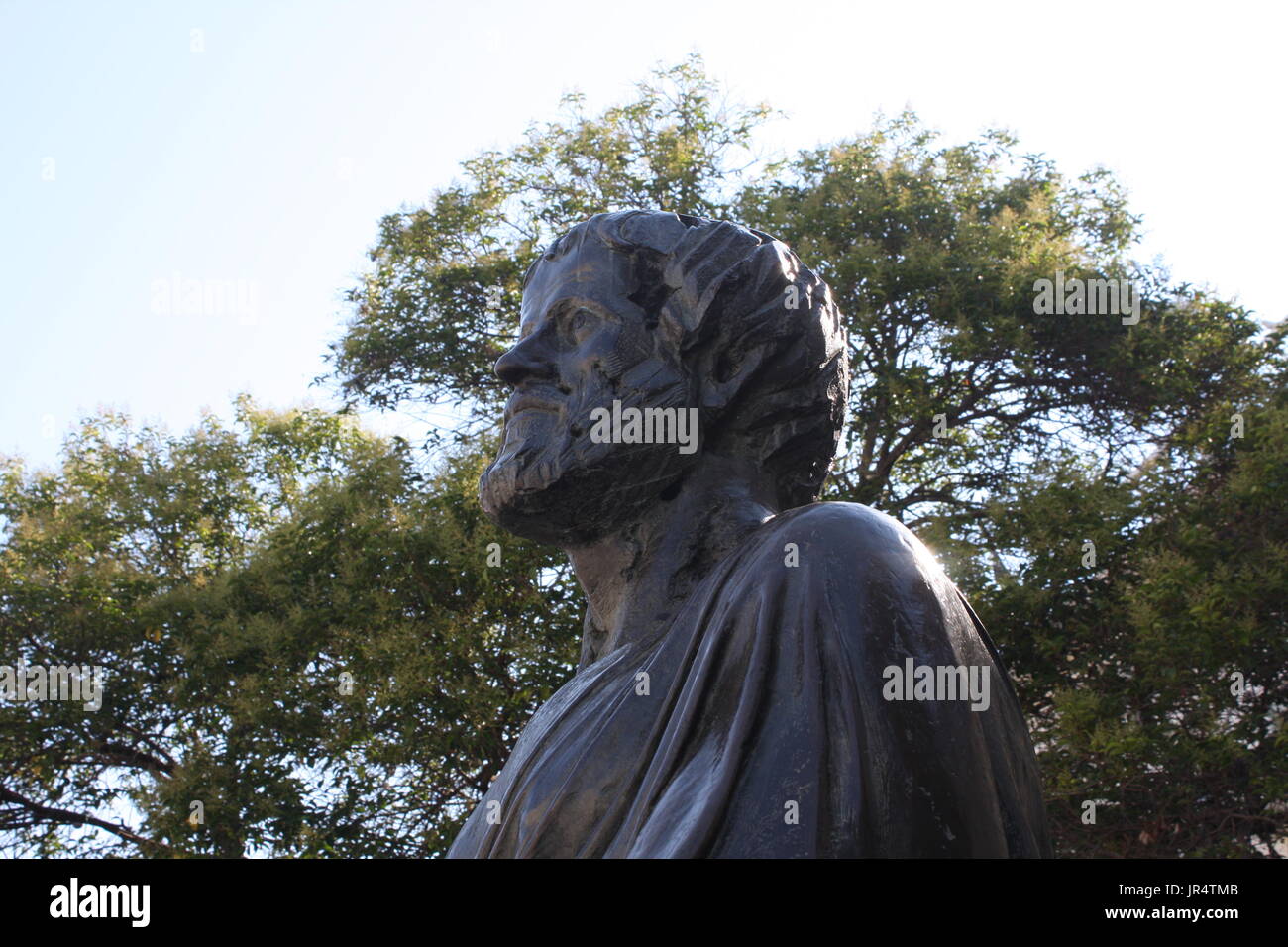 Vista del Aristotle greco antico filosofo e scienziato statua, in Piazza Aristotelous a nord della città greca di Salonicco. Foto Stock