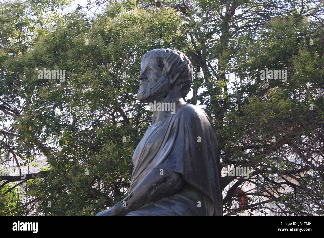 Vista del Aristotle greco antico filosofo e scienziato statua, in Piazza Aristotelous a nord della città greca di Salonicco. Foto Stock