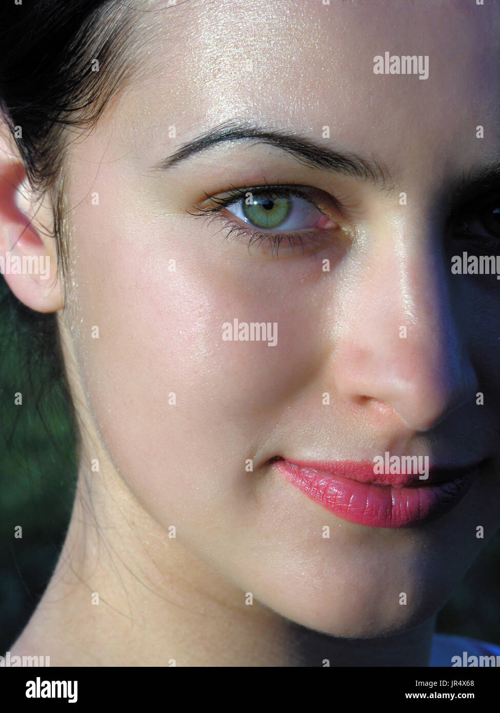 Close-up ritratto di giovane donna elegante con gli occhi verdi , guardando la fotocamera Foto Stock