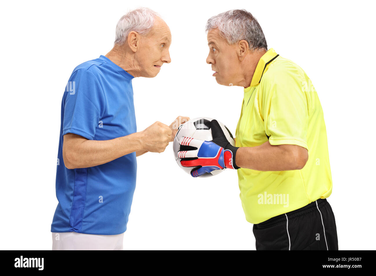Anziani giocatore di calcio e un portiere avente un argomento isolato su sfondo bianco Foto Stock