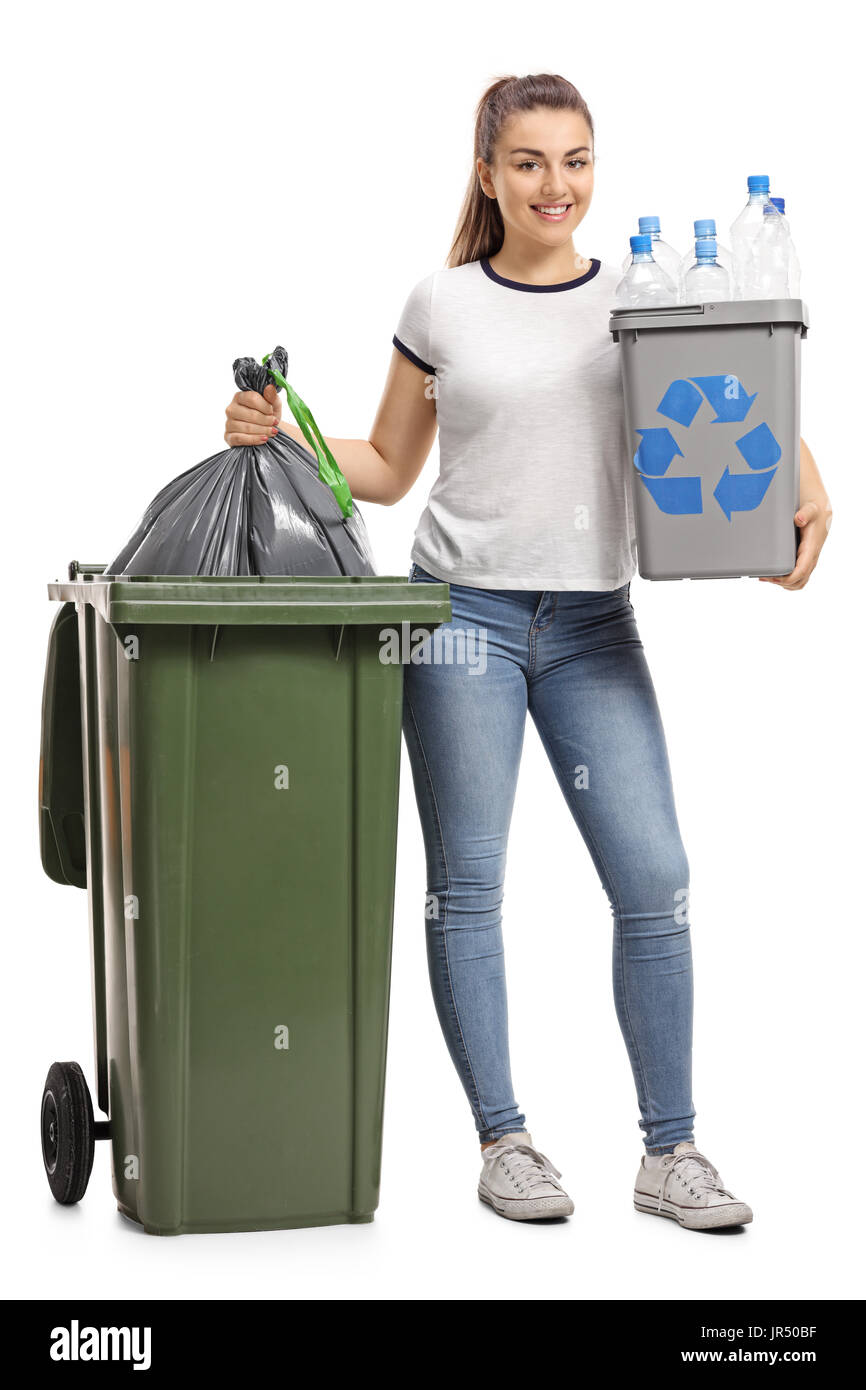 A piena lunghezza Ritratto di una giovane ragazza con un contenitore di riciclaggio e un sacchetto per i rifiuti accanto a un cestino isolato su sfondo bianco Foto Stock