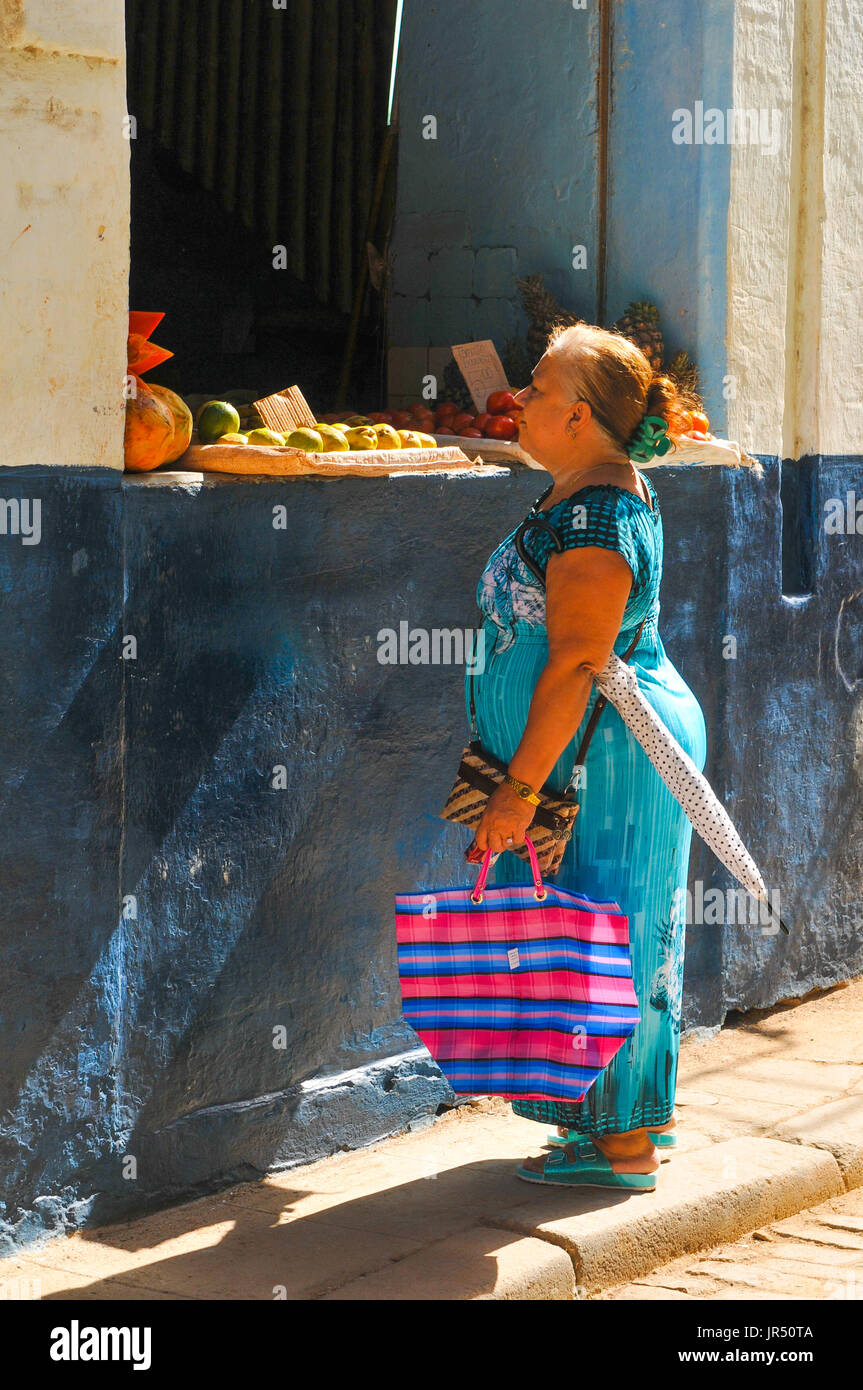 L'Avana, Cuba - 19 dicembre 2016: la gente acquista presso il negozio di generi alimentari nella città vecchia di Havana, Cuba Foto Stock