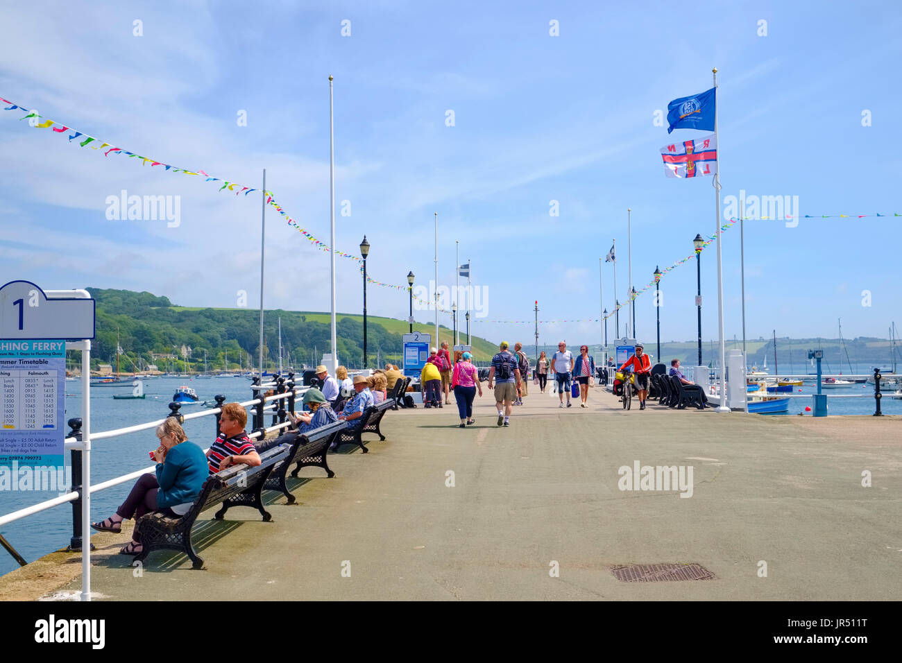 Falmouth pier con turisti in estate, Colchester, England, Regno Unito Foto Stock