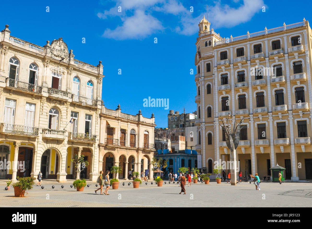 L'Avana, Cuba - 19 dicembre 2016: turisti visitano i vecchi edifici di Habana Vieja (l'Avana Vecchia) Square nella Città dell Avana, Cuba Foto Stock
