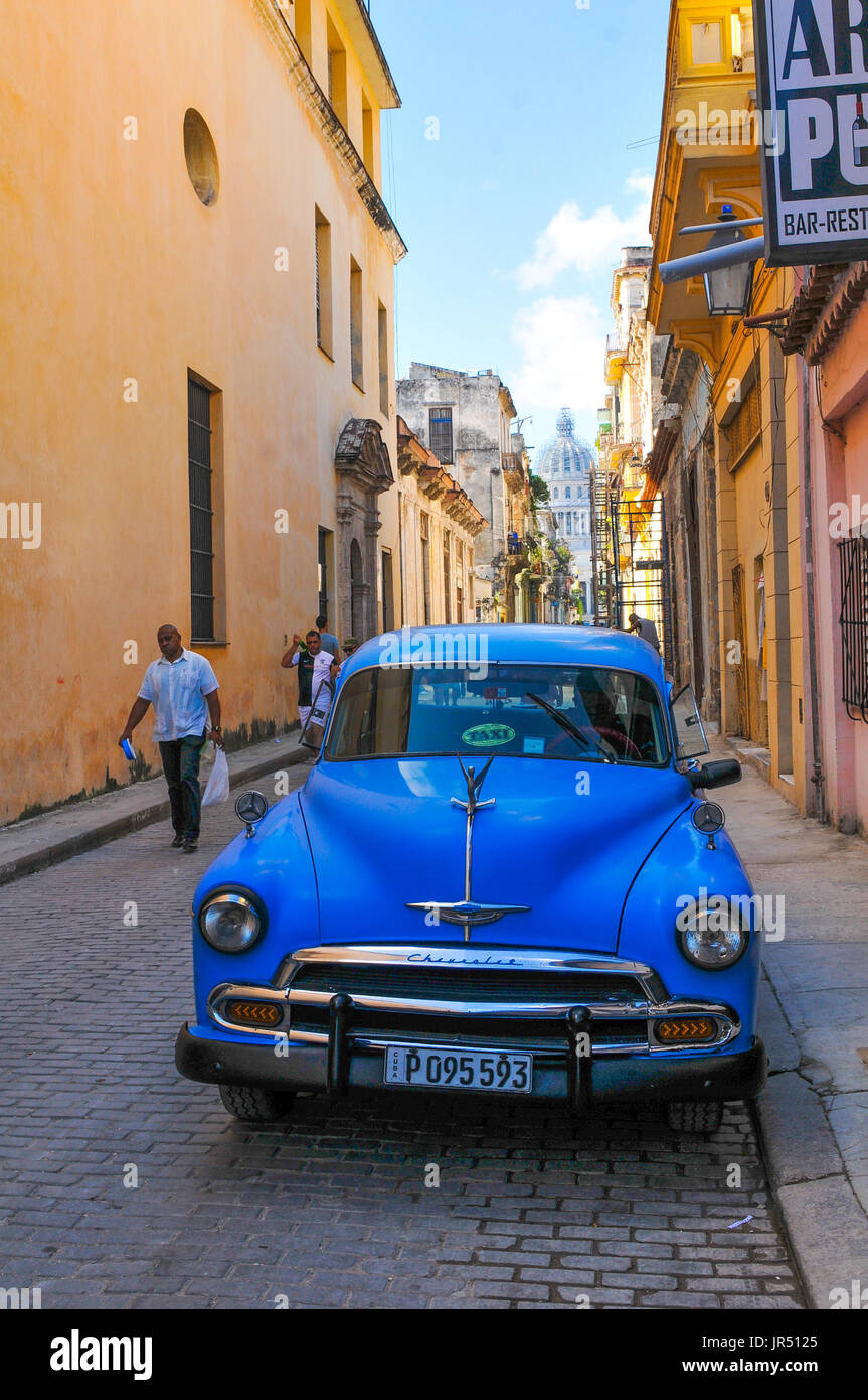 L'Avana, Cuba - 19 dicembre 2016: tipico street view nella Habana Vieja (l'Avana Vecchia) con retro auto e persone locali Foto Stock