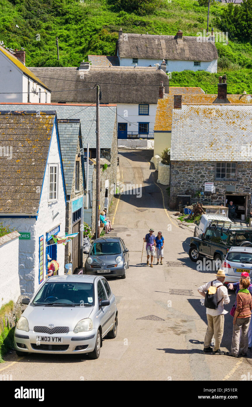 I turisti in strada nel villaggio di Cadgwith, Cornwall, Regno Unito in estate Foto Stock