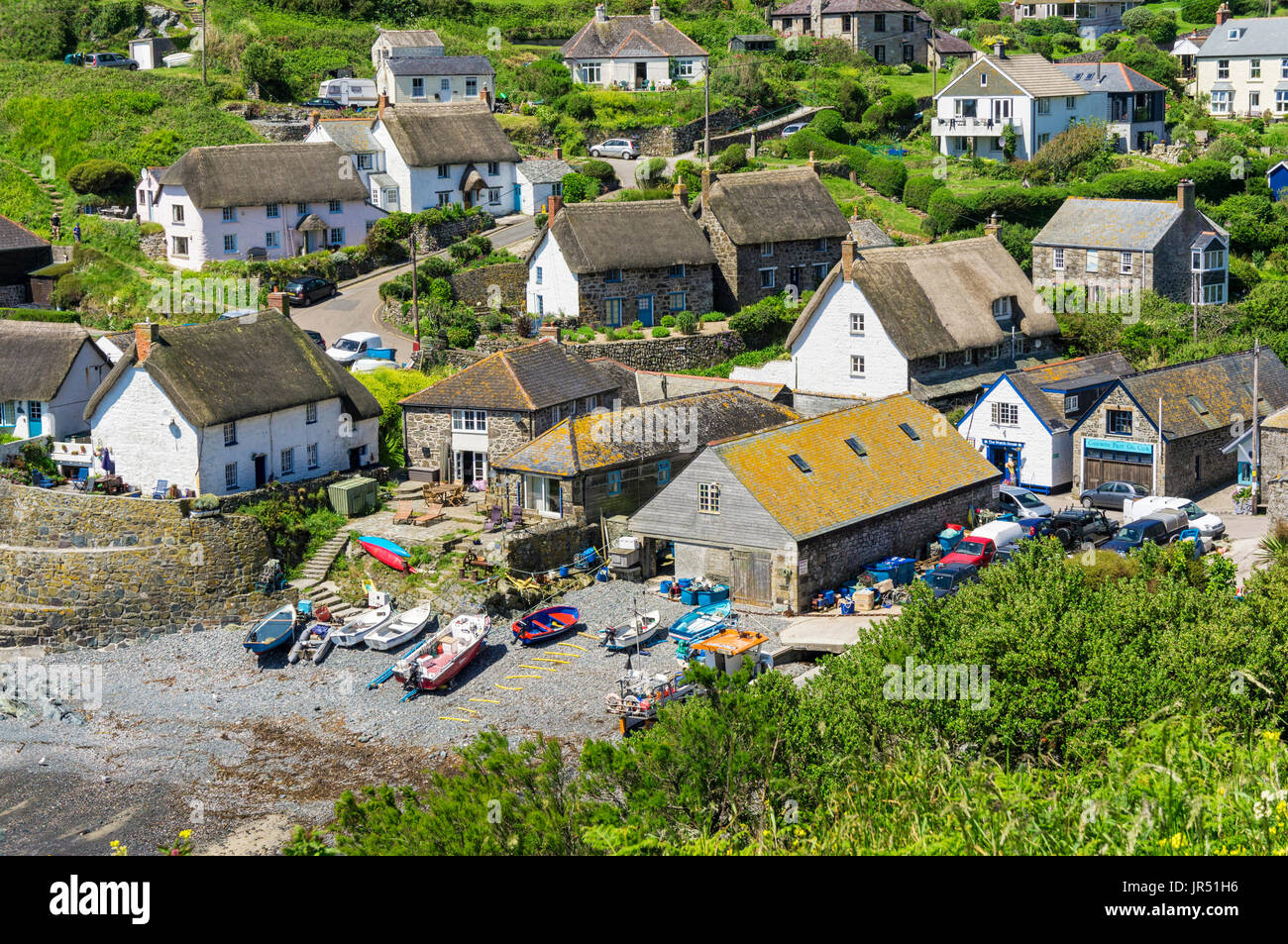 Cadgwith Cove villaggio di pesca REGNO UNITO, penisola di Lizard, Cornwall in estate Foto Stock