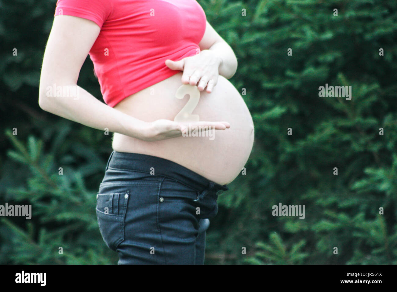 Concetto di gravidanza. incinta ragazza. estate Foto Stock