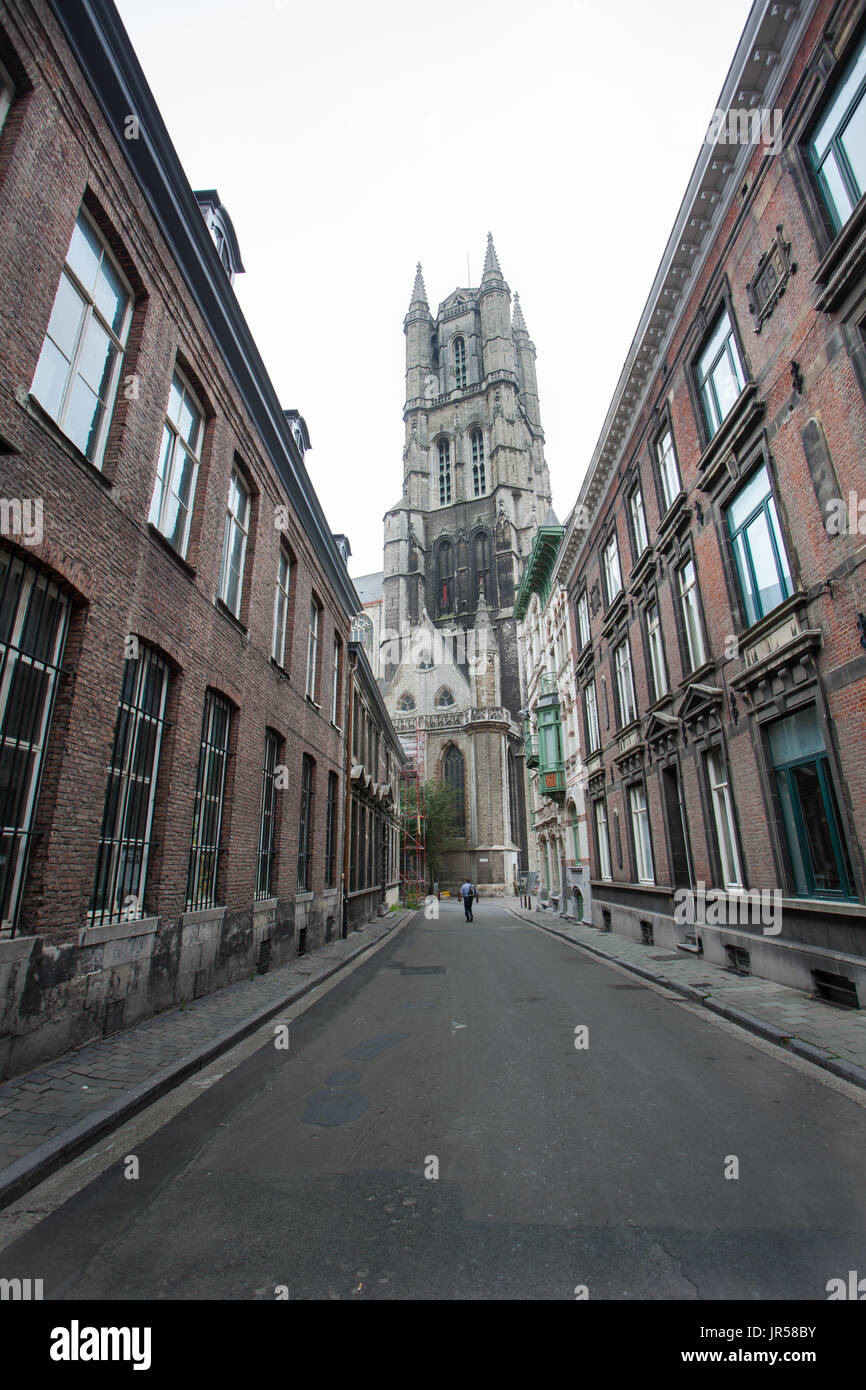Ghent, Belgio - 26 Giugno 2011: piccola strada a cattedrale di Gand Foto Stock