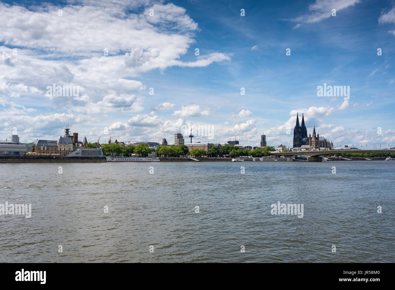 Vista sul Reno con lo skyline della città di Colonia, nella Renania settentrionale-Vestfalia, Germania Foto Stock