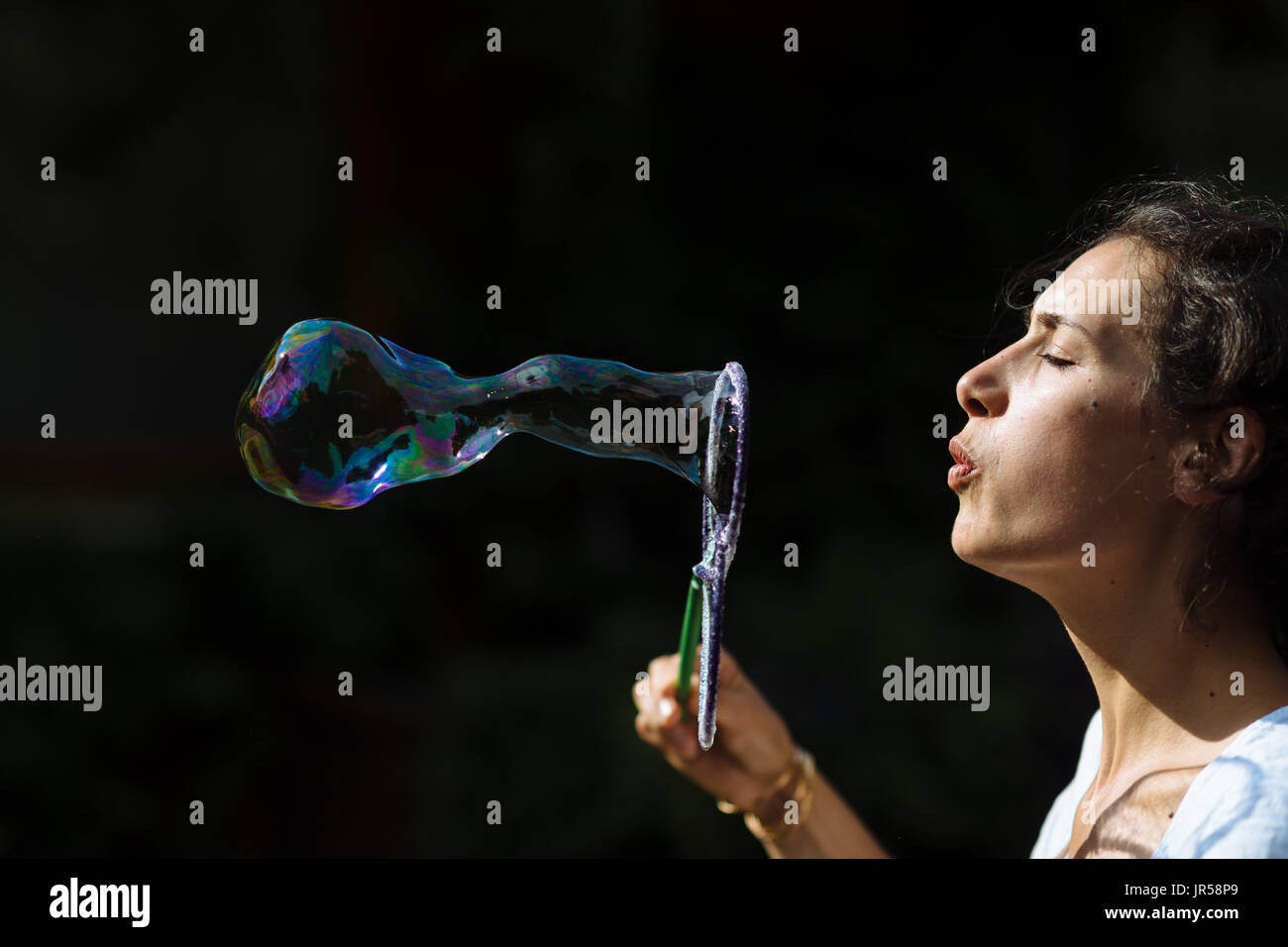 34-anno-vecchia donna soffiare bolle, Stoccarda, Baden-Württemberg, Germania Foto Stock