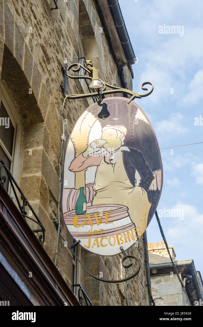 Segno per Cave des giacobini wine shop nella storica città di Dinan in COTES D'Armor Bretagna, Francia Foto Stock