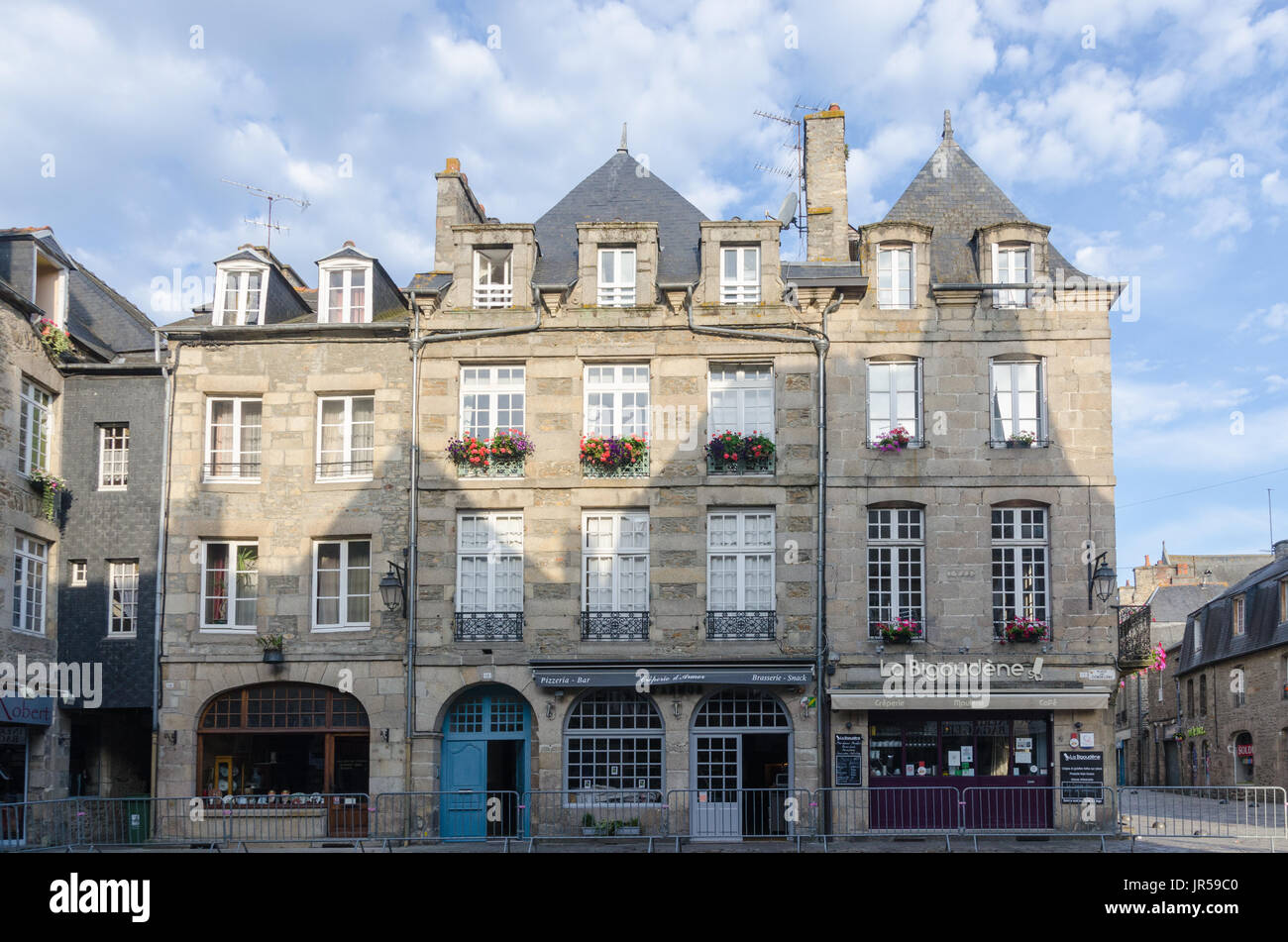Vecchi edifici in pietra rivolta verso la piazza della città nella città storica di Dinan in COTES D'Armor Bretagna, Francia Foto Stock