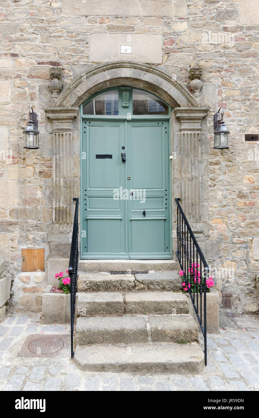 Smart di legno verde porta anteriore nella storica città di Dinan in COTES D'Armor Bretagna, Francia Foto Stock