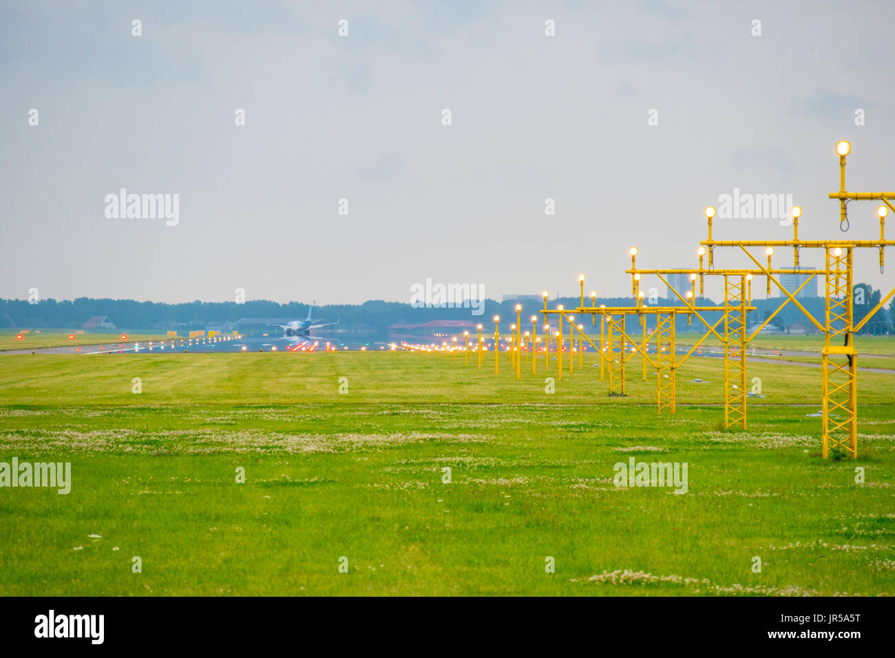 Aeroporto di luci di atterraggio presso la pista Foto Stock