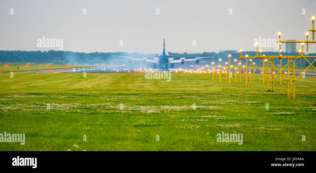 Spettacolare approccio airport - aerei di atterraggio sulla pista Foto Stock