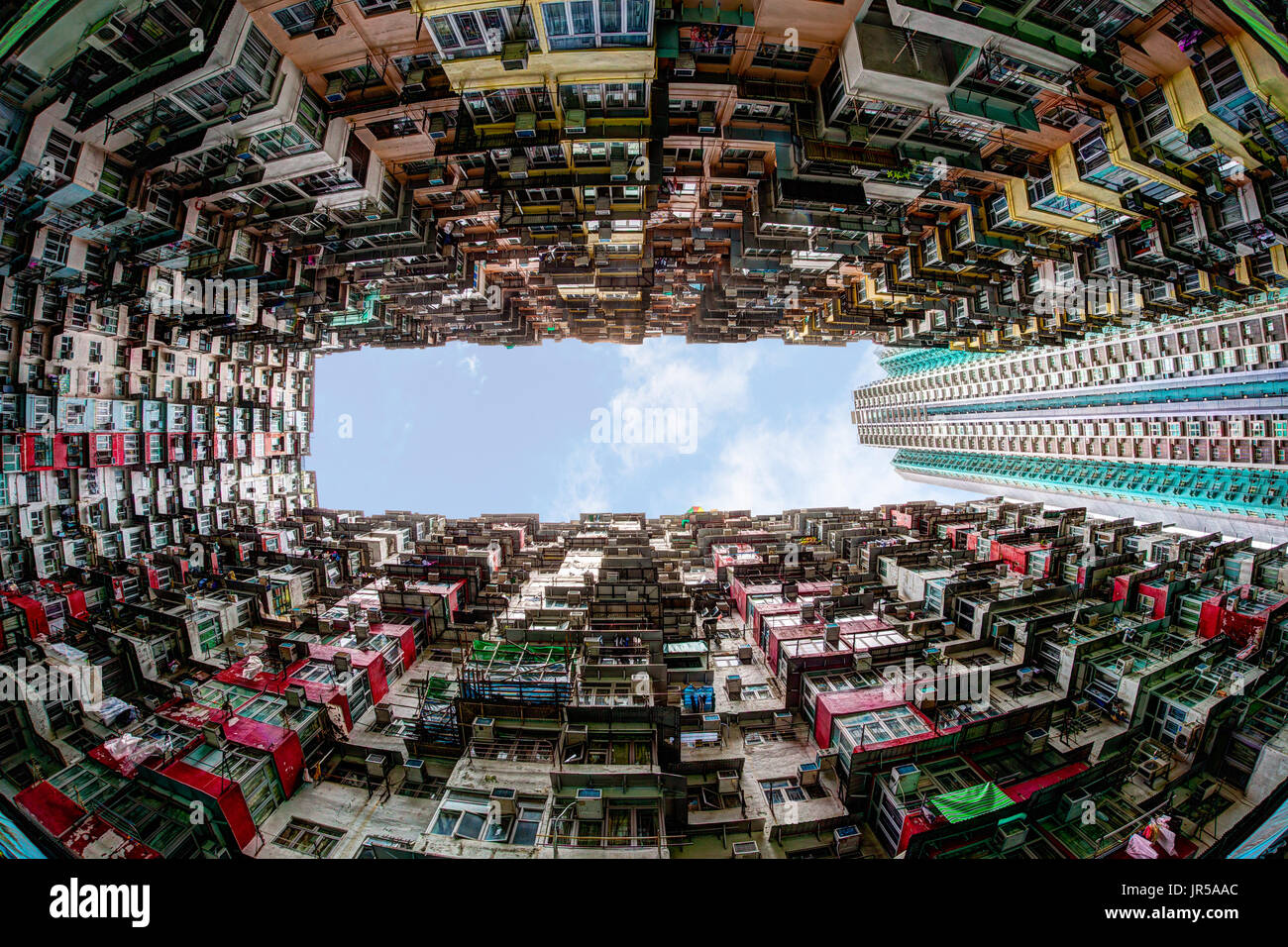 Vista fisheye del sovraffollati e alloggiamento in Hong Kong del vecchio quartiere residenziale di Quarry Bay. Con una popolazione di oltre 7 milioni di Hong Kong è uno di t Foto Stock