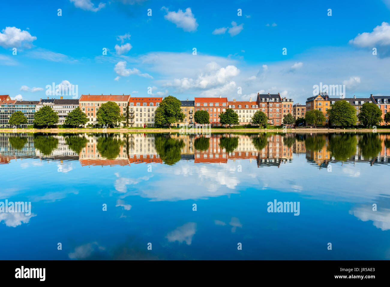 Case lungo il fiume nel centro del distretto di Copenhagen DANIMARCA Foto Stock