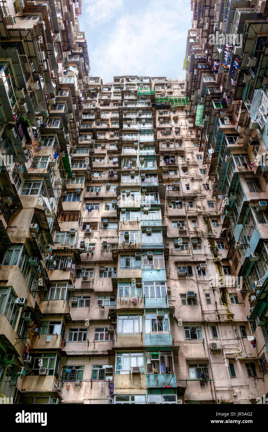 Sovraffollati e alloggiamento in Hong Kong del vecchio quartiere residenziale di Quarry Bay. Con una popolazione di oltre 7 milioni di Hong Kong è uno dei più densamente Foto Stock