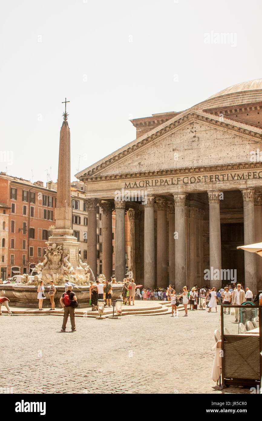 Il Pantheon - il significato di "ad ogni dio' - è stato commissionato come tempio dedicato a tutti gli dèi di Roma antica e ricostruito dall'Imperatore Adriano nel 126 d.c. Foto Stock
