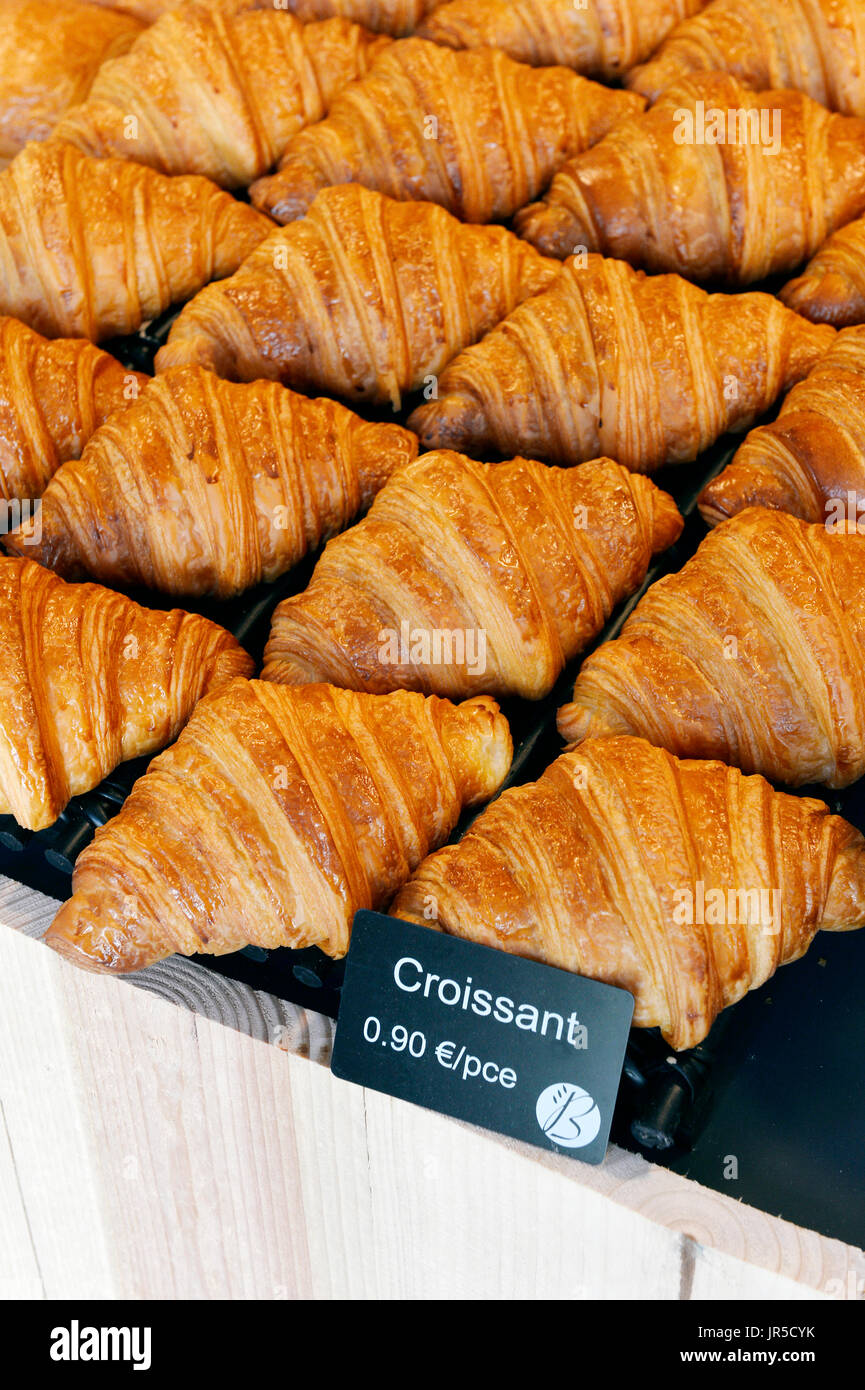 Cornetti in una panetteria francese, Nozay, Francia Foto Stock