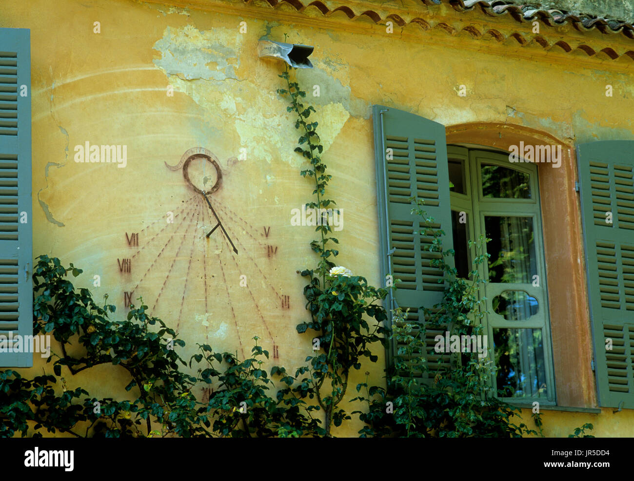 Aprire le persiane in stile mediterraneo house Foto Stock