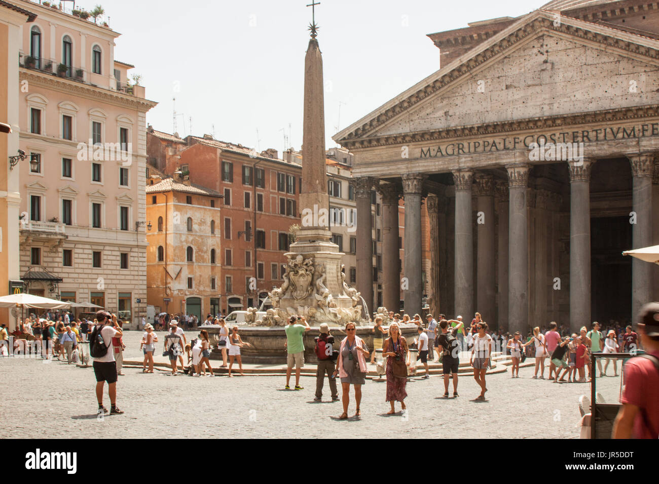Il Pantheon - il significato di "ad ogni dio' - è stato commissionato come tempio dedicato a tutti gli dèi di Roma antica e ricostruito dall'Imperatore Adriano nel 126 d.c. Foto Stock