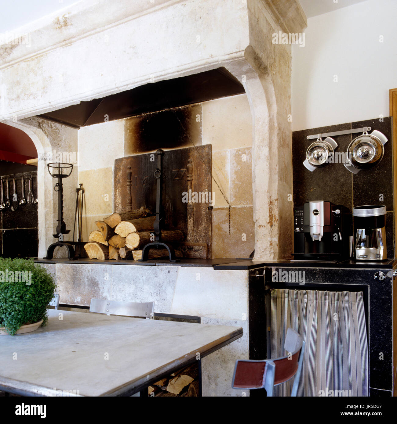 Rustico stile industriale cucina e sala da pranzo Foto Stock