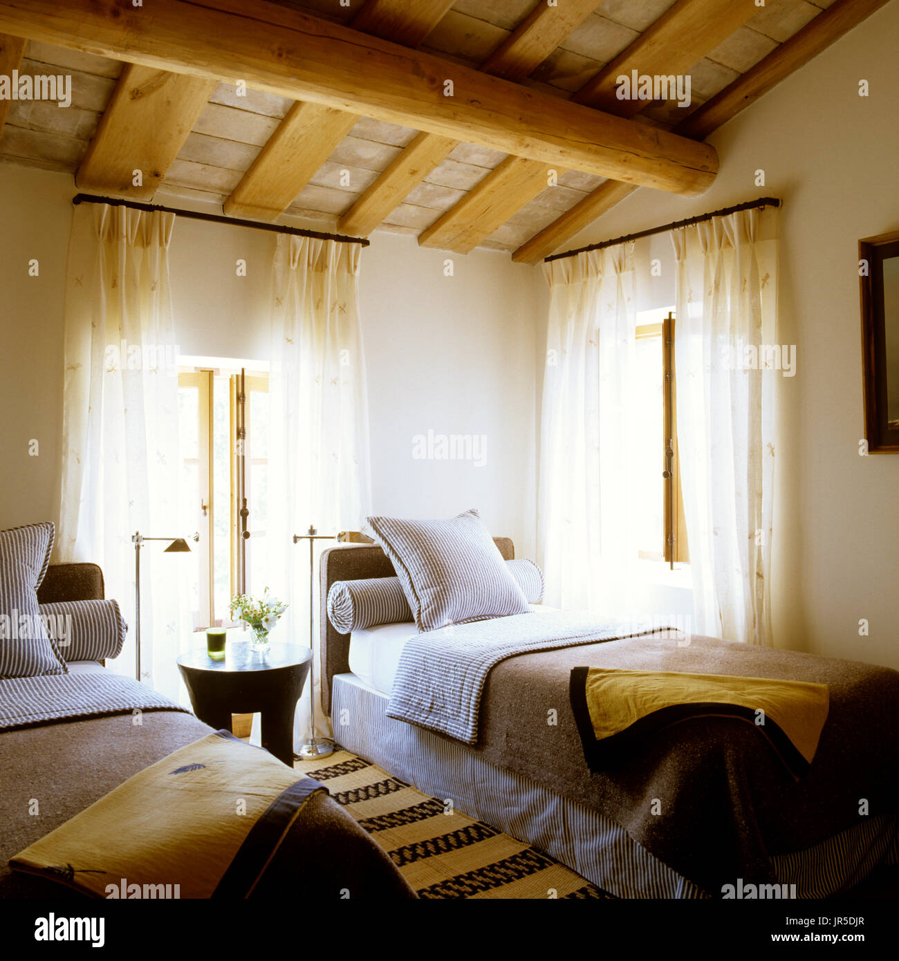 Stile rustico camera da letto con 2 letti singoli Foto Stock