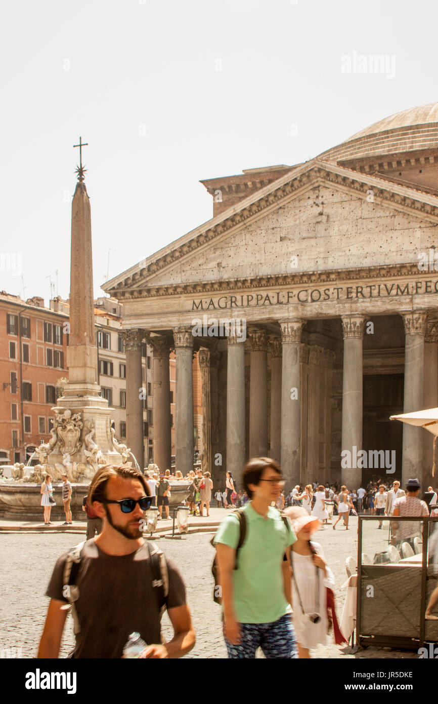 Il Pantheon - il significato di "ad ogni dio' - è stato commissionato come tempio dedicato a tutti gli dèi di Roma antica e ricostruito dall'Imperatore Adriano nel 126 d.c. Foto Stock