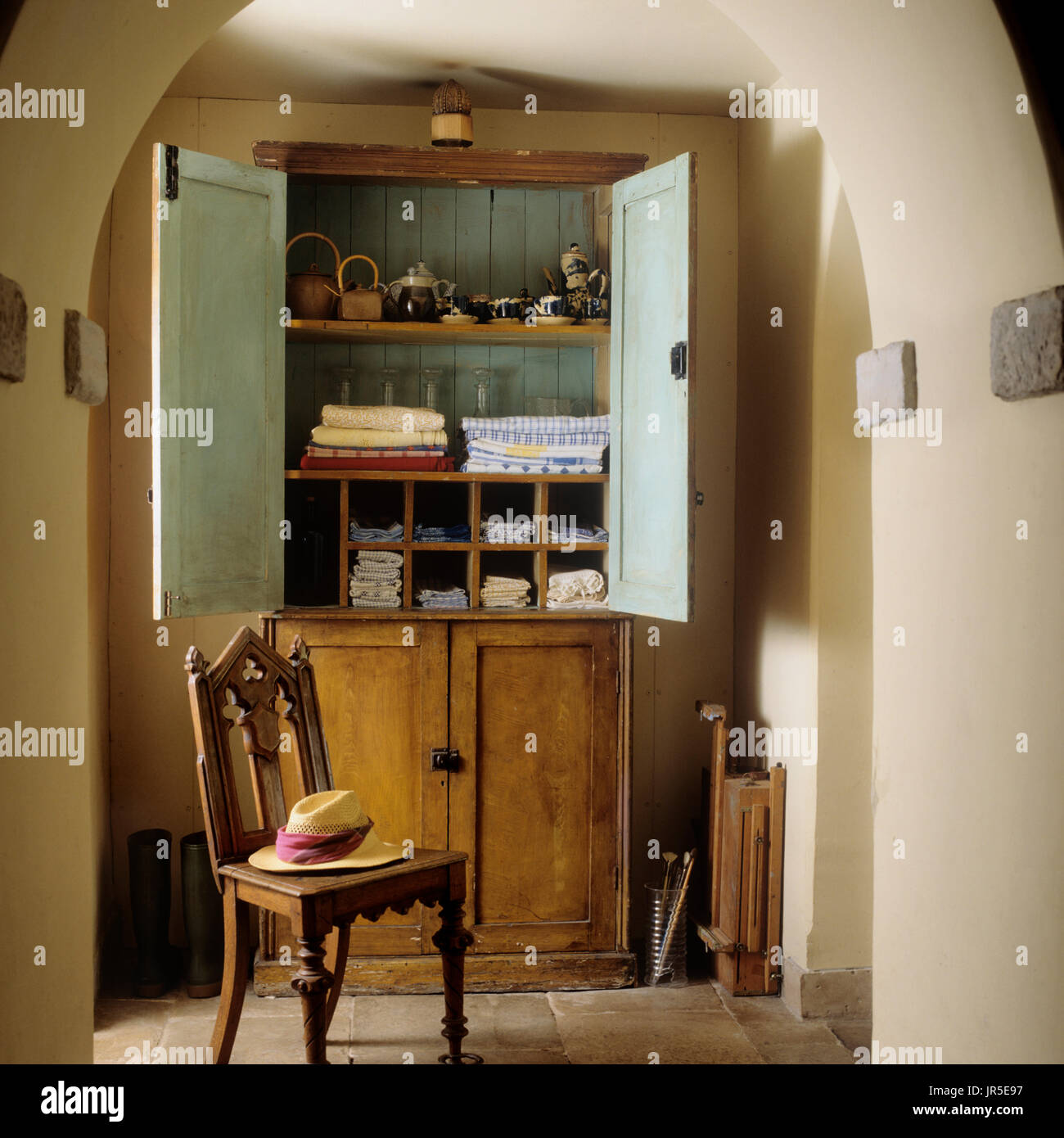 In stile vintage aprire armadi Foto Stock