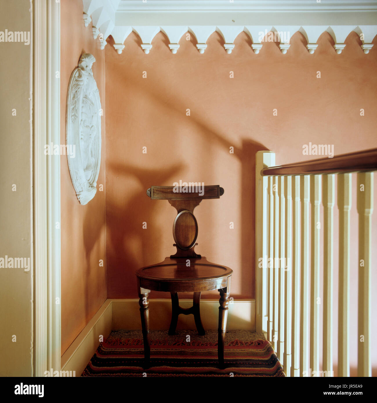 In stile vintage sedia in uno spazio stretto Foto Stock