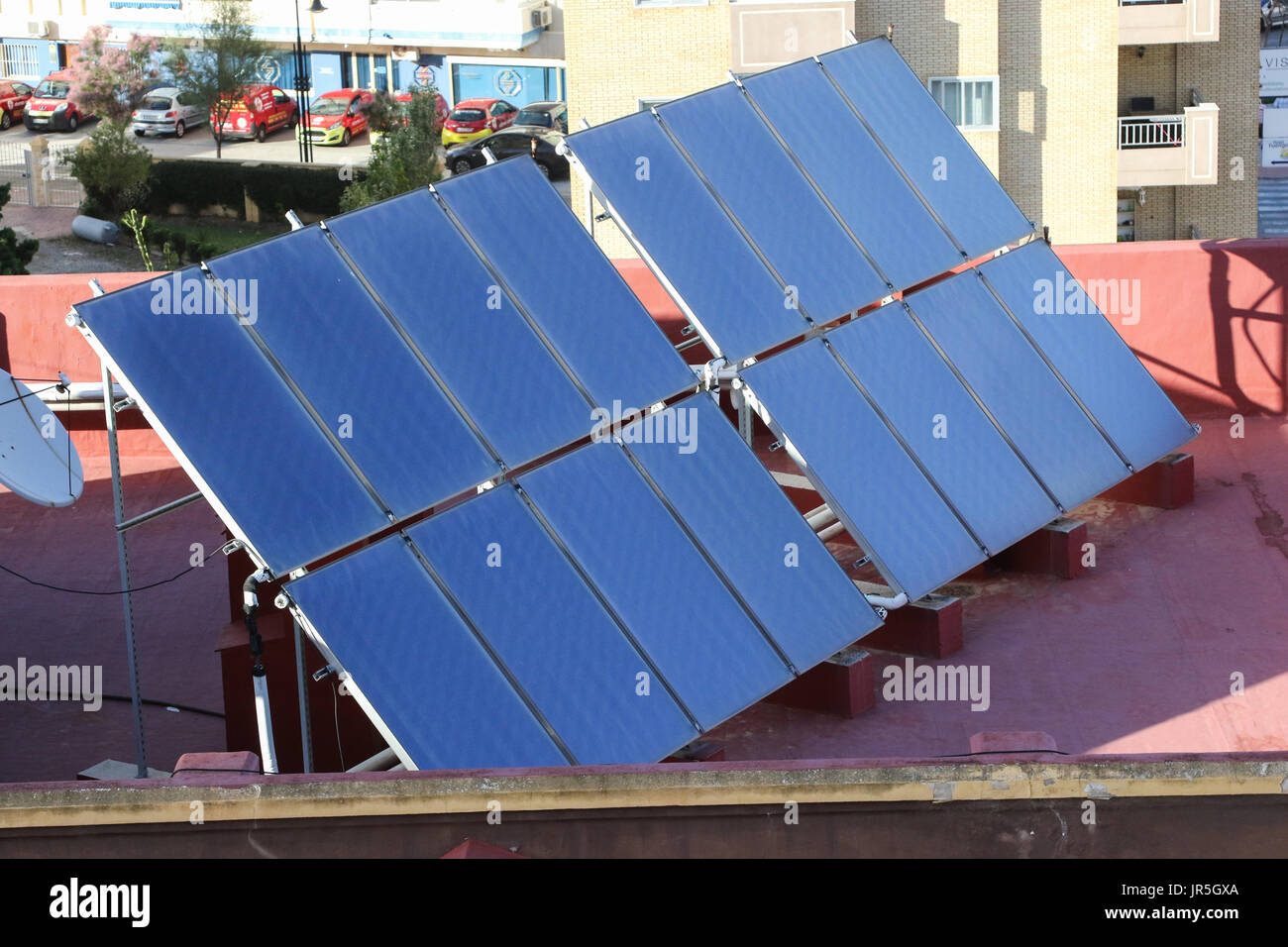 Un insieme di pannelli solari a sedersi su un tetto di hotel a Fuengirola, Spagna Foto Stock