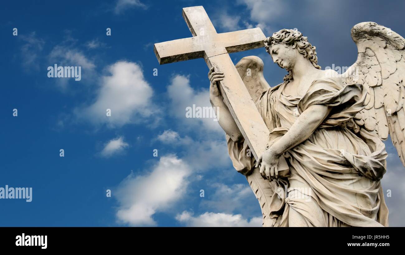 Roma - Statua dell'Angelo con la croce dello scultore Ercole Ferrata dal ponte dell'Angelo Foto Stock