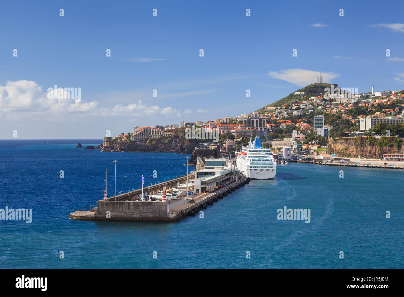 Il porto di Funchal sull'isola portoghese di Madeira. La nave di crociera Thomson Maestà può essere visto ormeggiata nel porto. Foto Stock