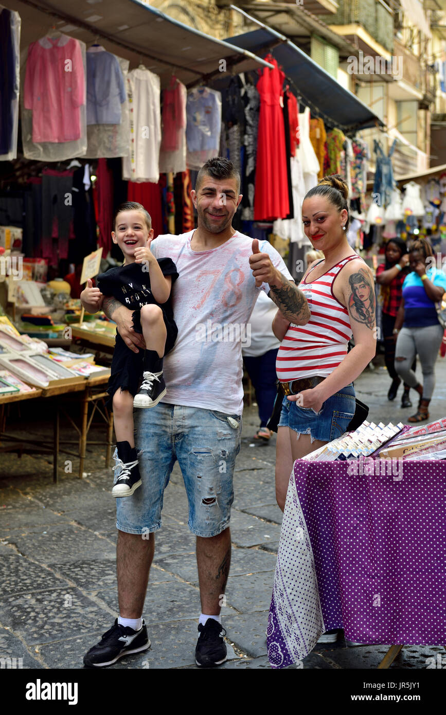 La famiglia nel grande mercato rionale lungo Via S. Antonio Abate a Napoli, Italia Foto Stock