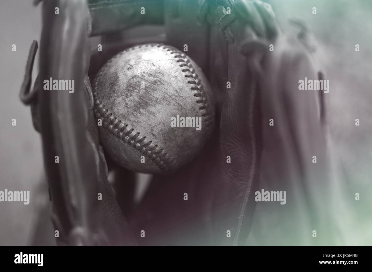 Vecchio baseball ruvida catturati nel guanto. Giocatore a Palla in stile vintage immagine monocromatica. Ottimo per decorazioni di stampa o sfondo grafico. Foto Stock