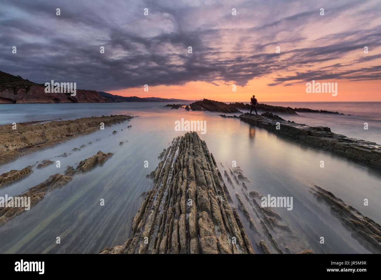 Tramonto a Spiaggia di Itzurun in Zumaia Foto Stock