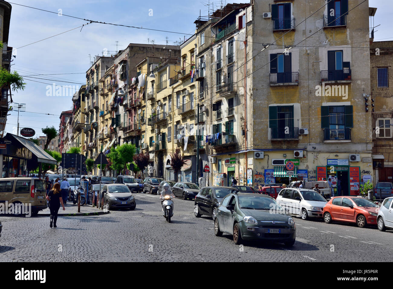 Immobili, appartamenti, le strade del centro di Napoli, Italia. Strada tipica scena. Foto Stock