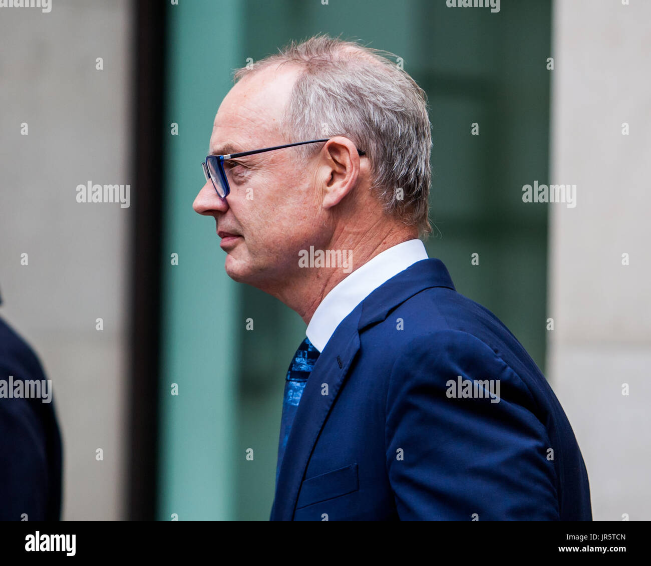 Ex amministratore delegato John Varley, ex presidente di investment banking per il Medio Oriente Roger Jenkins, ex-capo di ricchezza Thomas Kalaris e Richard giuramento, ex responsabile europeo della banca di istituzioni finanziarie, gruppo compare a fianco della banca, a Westminster Magistrates' Court, London, Regno Unito dotato di: Richard giuramento dove: London, England, Regno Unito quando: 03 lug 2017 Credit: Wheatley/WENN Foto Stock