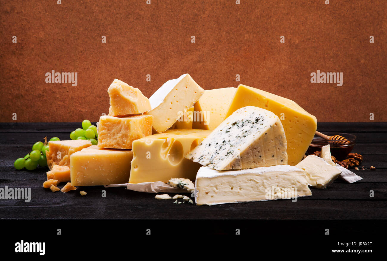 Gruppo di vari formaggi Foto Stock
