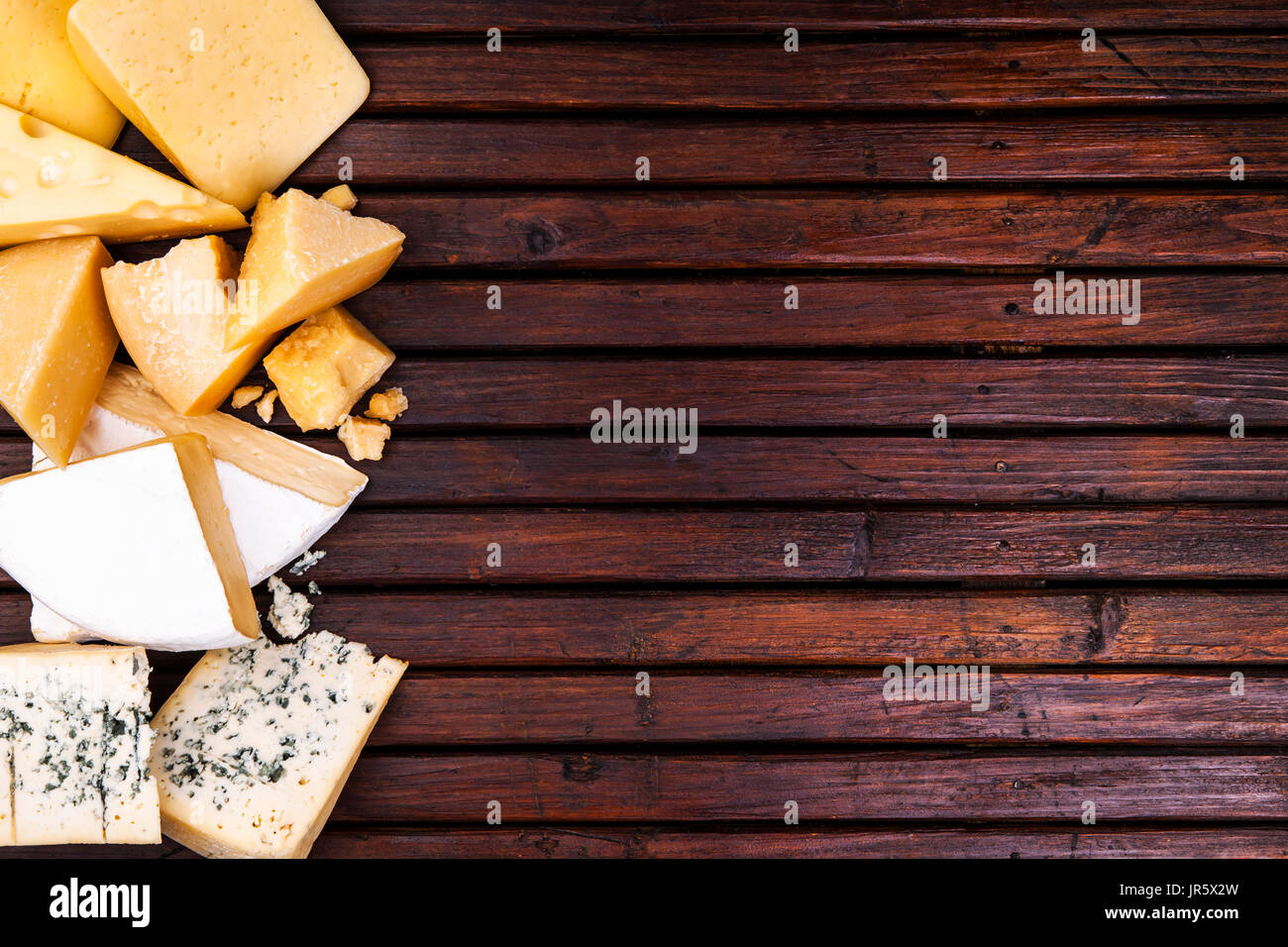 Vari tipi di formaggio su tavola in legno rustico, vista dall'alto Foto Stock