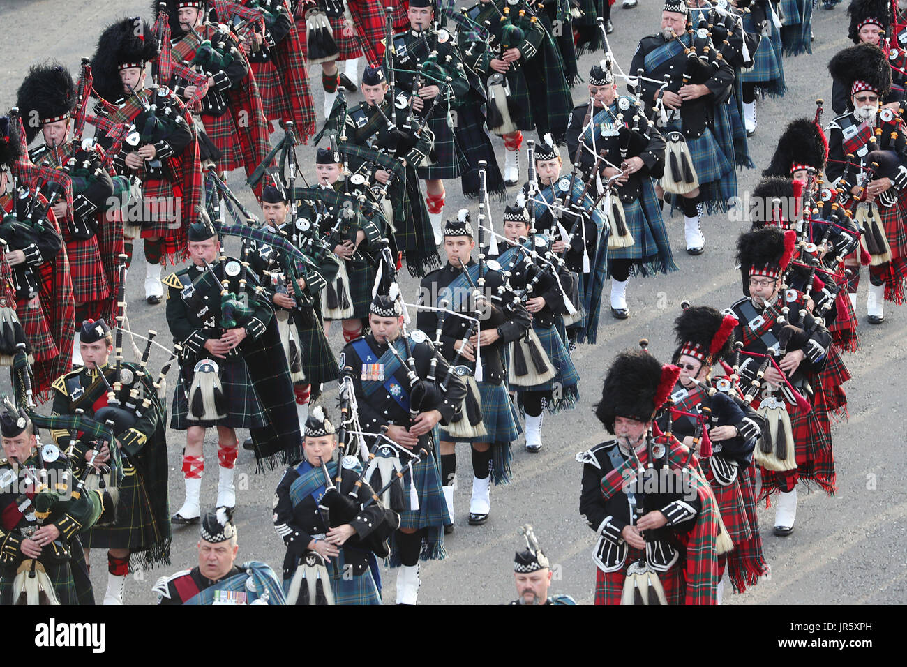 Il ammassato pifferi e tamburi durante il Royal Edinburgh Tattoo militare preview serata al Castello di Edimburgo. Foto Stock