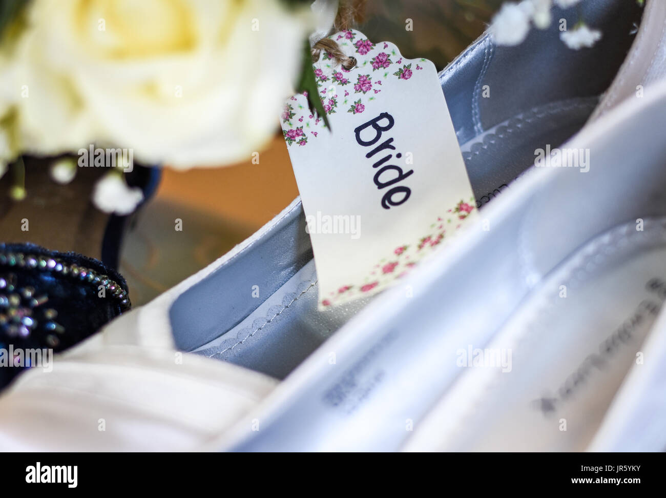 Sposa tag name su scarpe di nozze Foto Stock