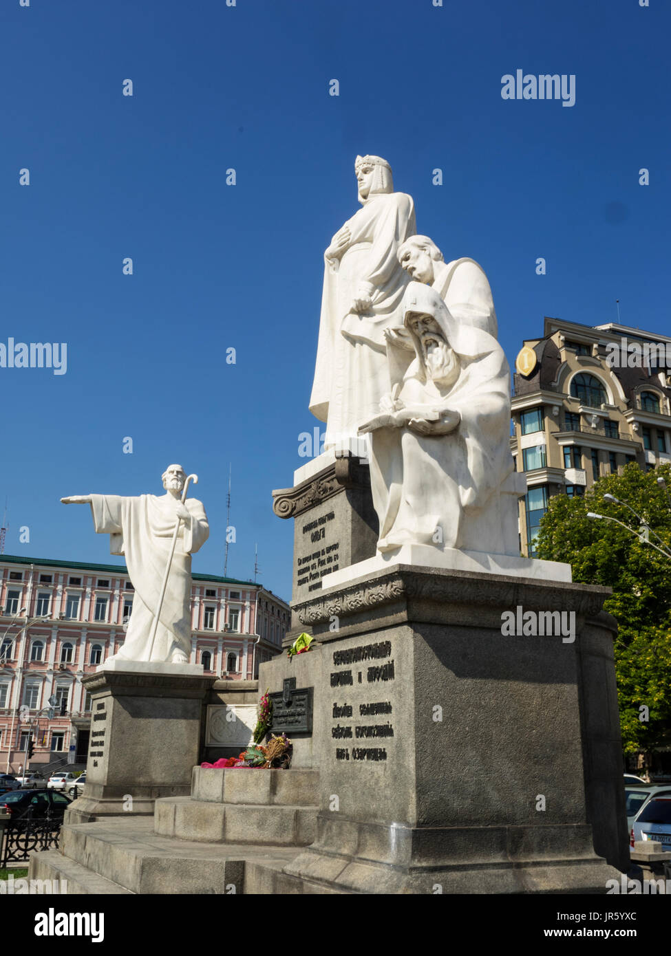 Monumento alla Principessa Olga, Apostolo Andrea, San Cirillo e San Metodio, che è installato sulla piazza Mikhaylovskaya Foto Stock